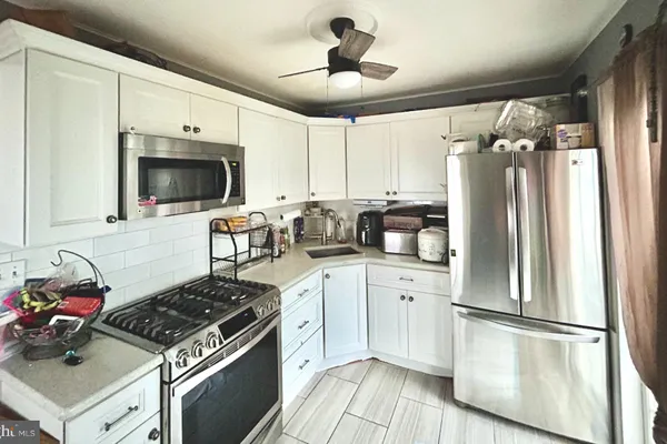 4 ABBEY PL