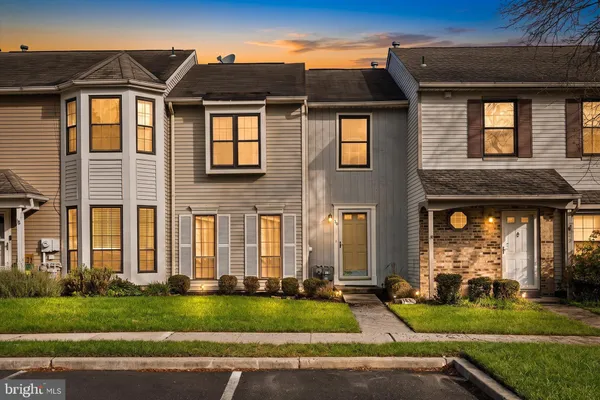 19 DEVON CT