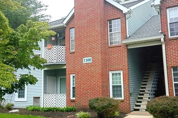 1302 DIAMOND DR