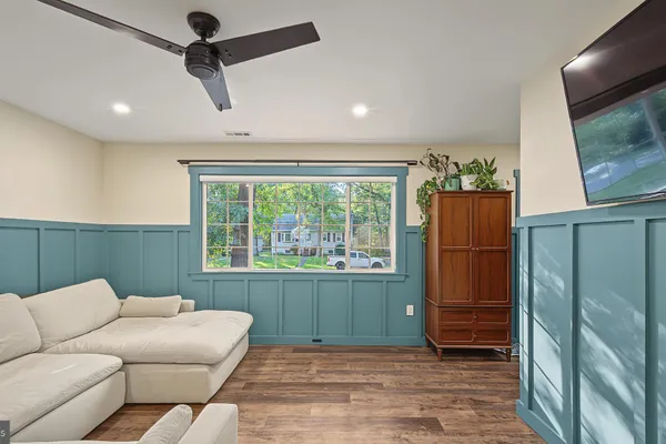 1046 CEDAR AVE