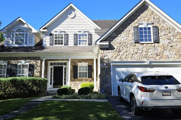 855 QUEENS PARK DR