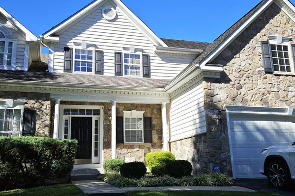 855 QUEENS PARK DR