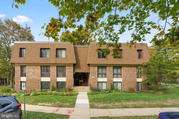 5236 W RUNNING BROOK RD 201
