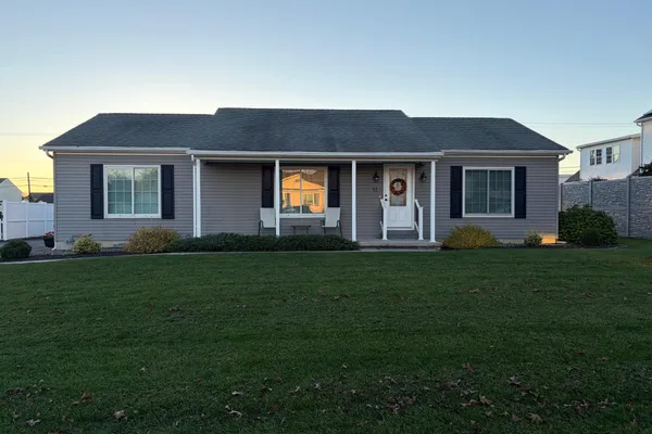 11 FLAGSTONE DR