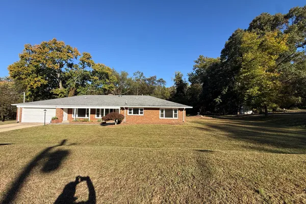 2 BALMORAL DR
