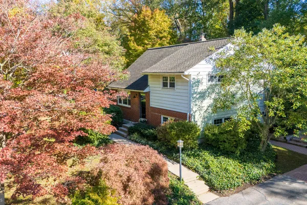 946 QUEEN DR
