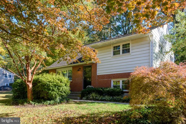 946 QUEEN DR
