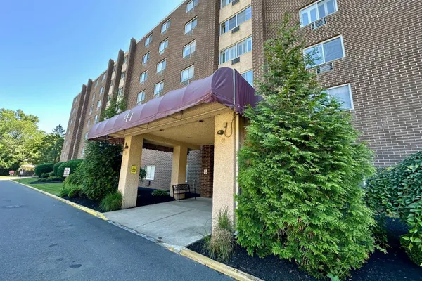 860 LOWER FERRY RD 2 O