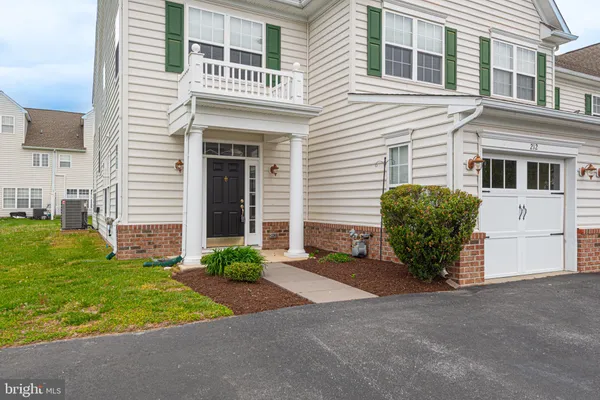 212 W BOURNE WAY