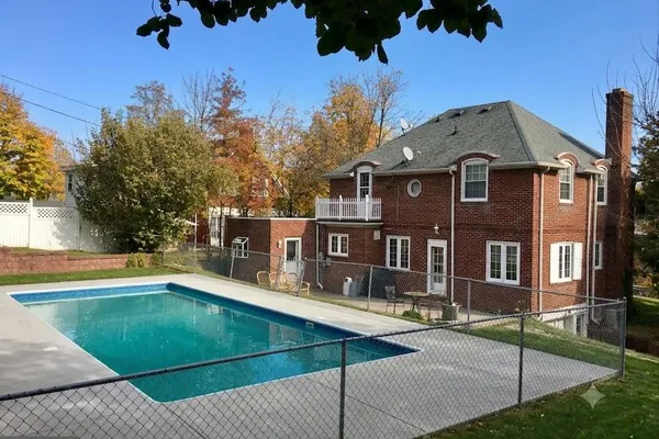 833 BUCKINGHAM RD