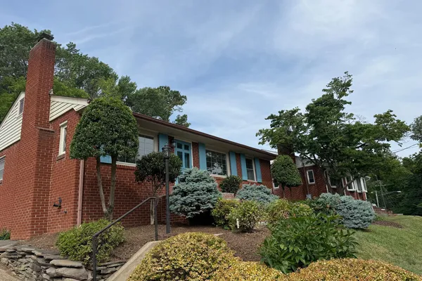 3204 LINDEN AVE