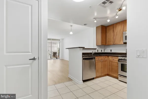930 WAYNE AVE 201