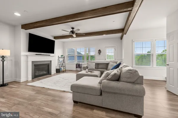 425 WALNUT DR