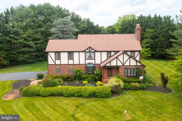2300 KINGS ARMS DR