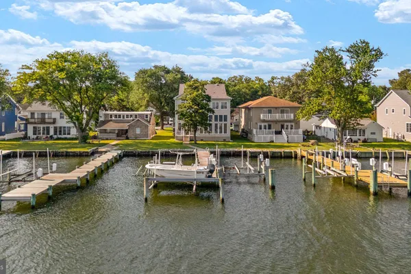 952 CHESTER RIVER DR