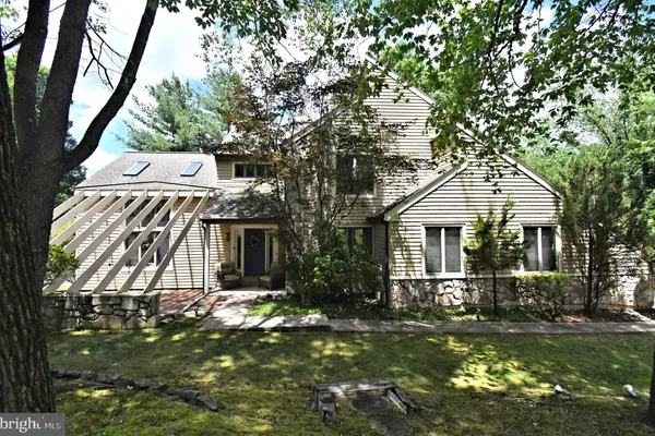 22 WYCHWOOD LN