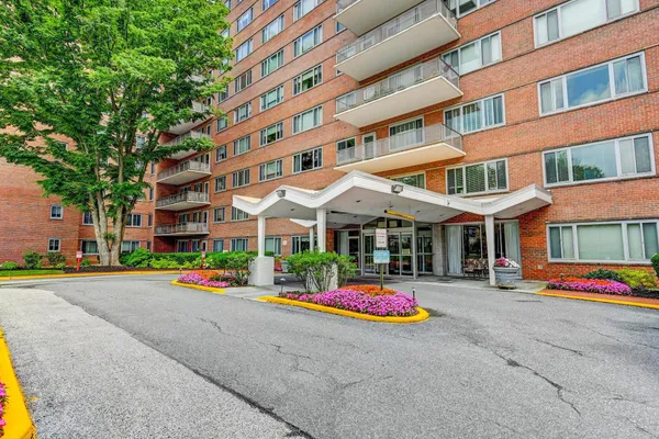 11 SLADE AVE 209