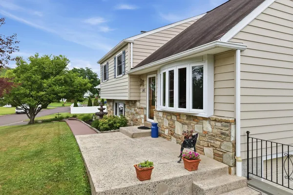 114 DOLLY LN