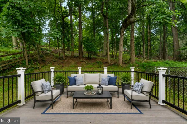 610 VALLEY STREAM CIR