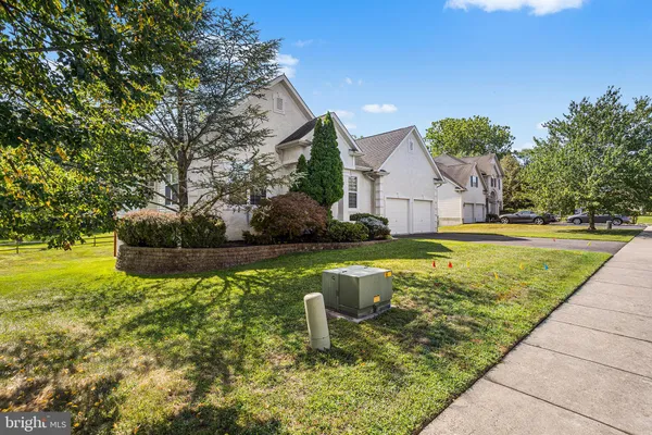 4 MONARCH DR