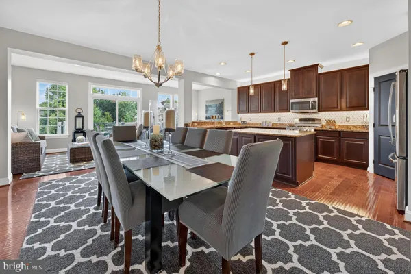 26 ISABELLE CT