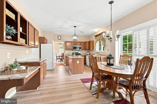 713 IRIS LN