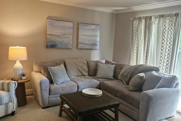 742-B PUTNAM BLVD