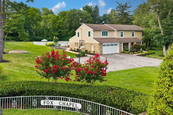 300 CHAPELWOOD LN