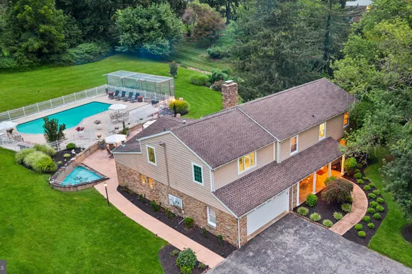 300 CHAPELWOOD LN