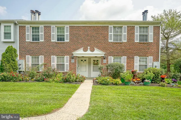 1213 HUNTINGDON MEWS