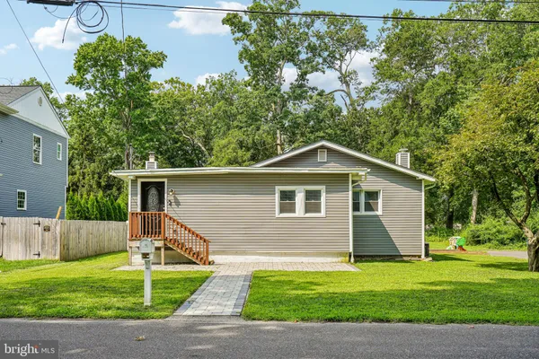 10 MAPLE LN