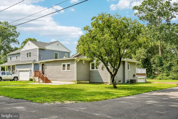 10 MAPLE LN