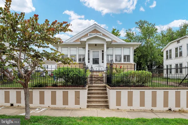 215 POTOMAC AVE