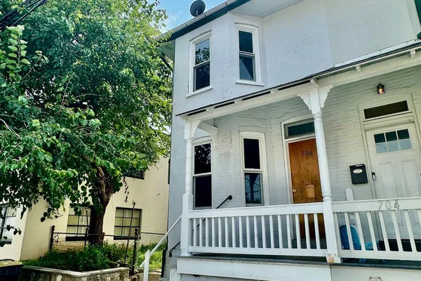 706 E WALNUT ST