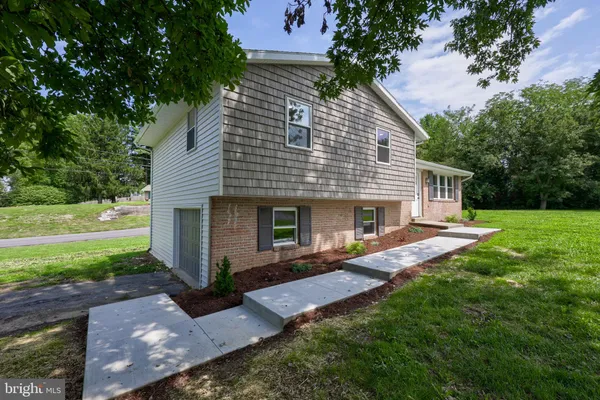 100 SPRING MEADOW LN