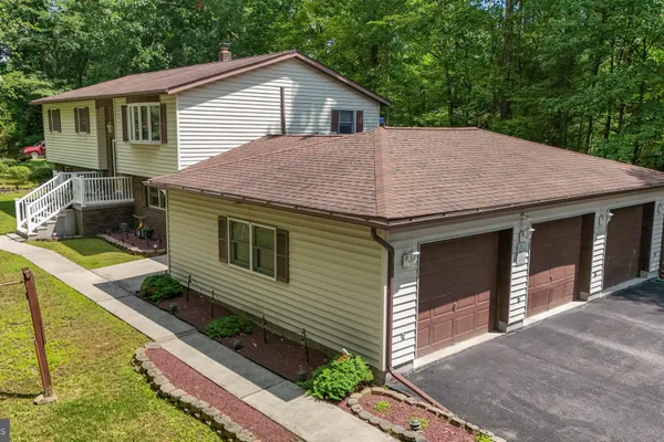 154 LAKE DR