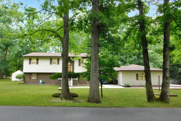154 LAKE DR