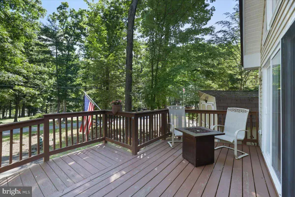 6 LAKESIDE DR