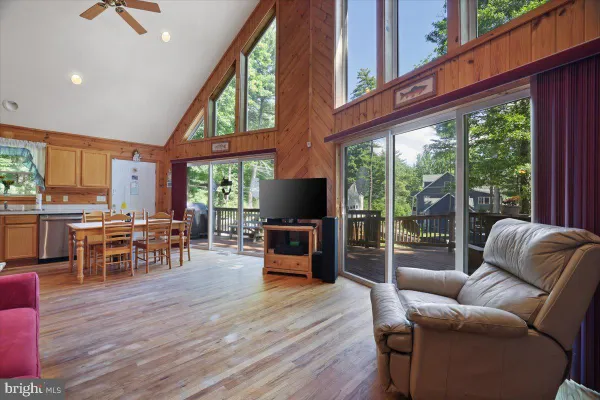 6 LAKESIDE DR