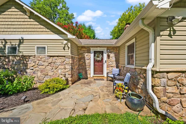 8256 LOCK LN