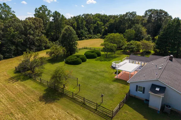 226 LAKESIDE DR