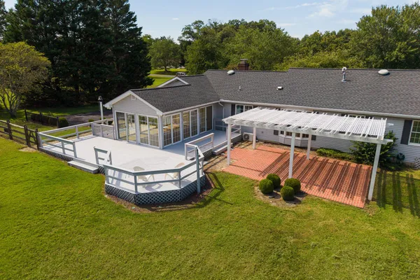226 LAKESIDE DR