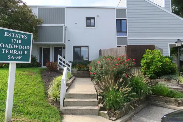 1710 OAKWOOD TER 5B