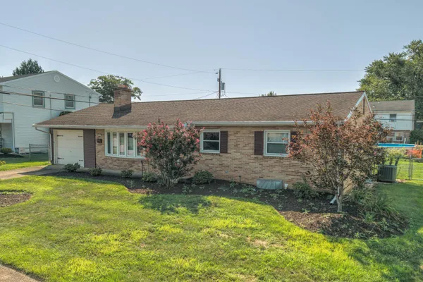 320 BELAIRE DR