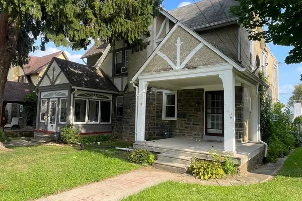 118 W MARSHALL RD