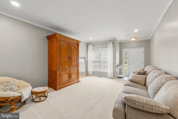 23 HILLTOP LN