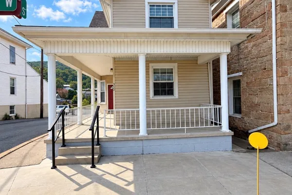 300 W MAIN ST