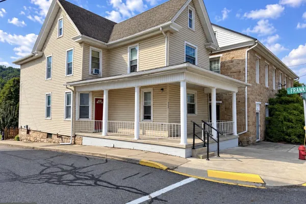 300 W MAIN ST