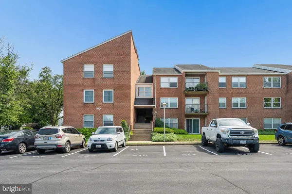 100 CHAPEL CT 318