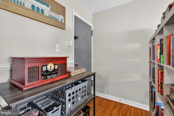 2305 FARRINGTON AVE 203